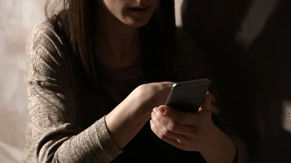 Denúncias de violência digital contra mulheres crescem 188% em um ano