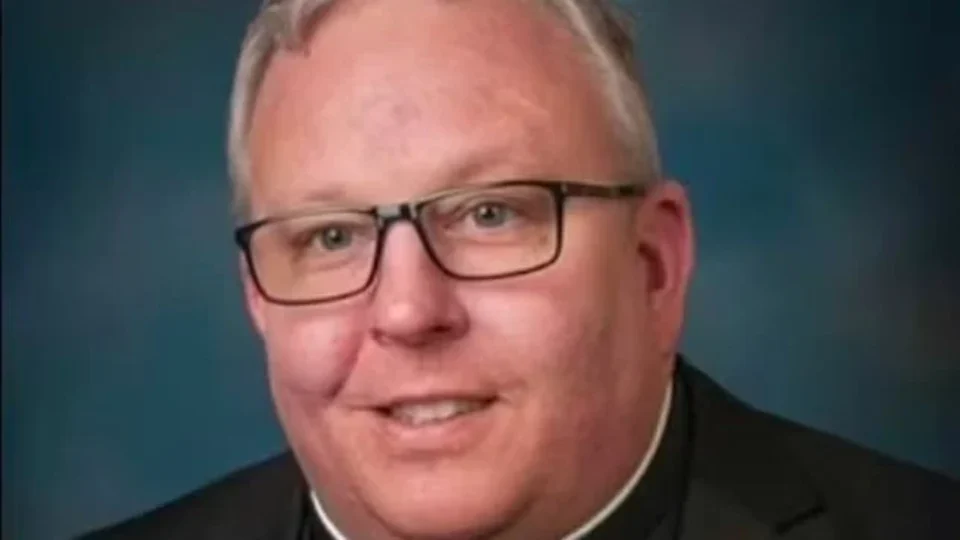 Padre teria desviado R$ 820 mil da igreja e usado dinheiro em cruzeiros, cassino e roupas de grife, diz auditoria