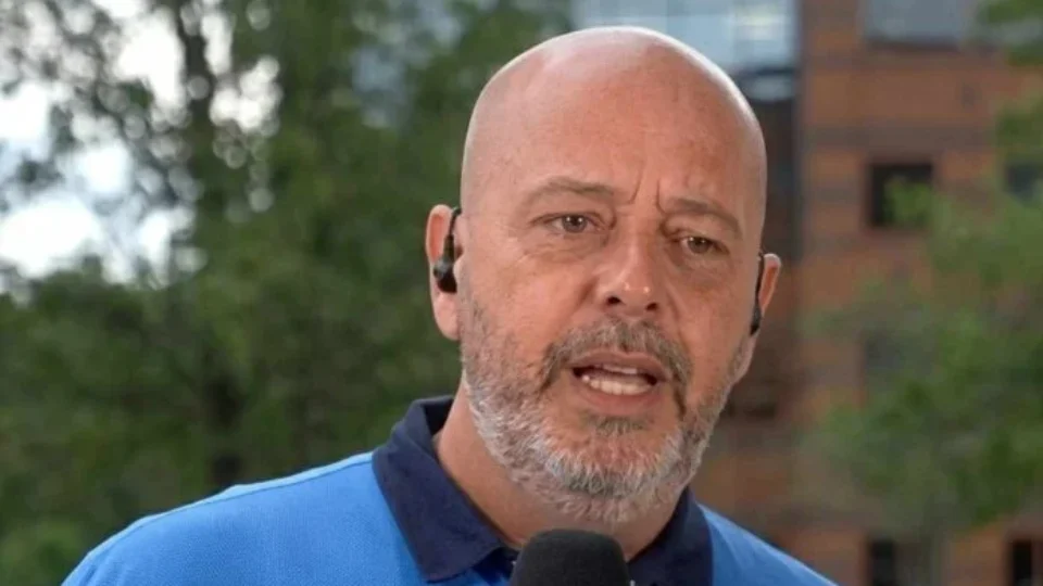 Alex Escobar se pronuncia após passar mal ao vivo: ‘Estou bem e falando direito’