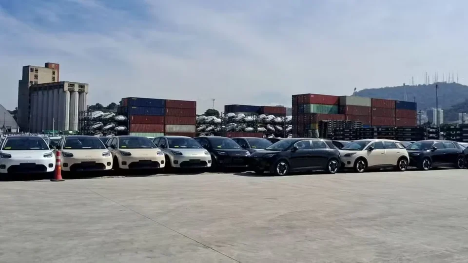 Governo renova isenção para carros elétricos desmontados e abre guerra entre montadoras no Brasil