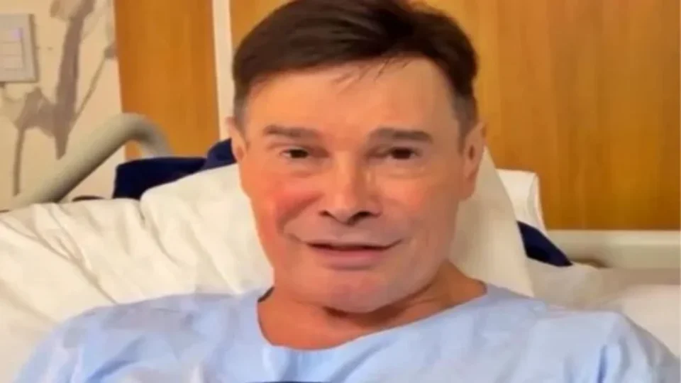 Apresentador é internado com infecção no ouvido após erro em lavagem nasal