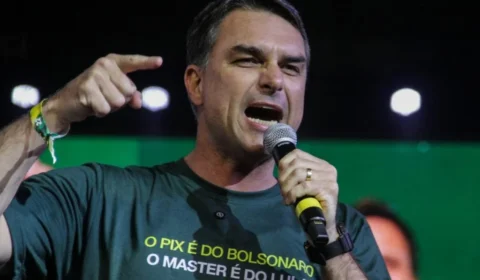 Flávio Bolsonaro reage com ironia após Michelle expor briga familiar: ‘Ninguém me aborrece em dia de jogo do Brasil’