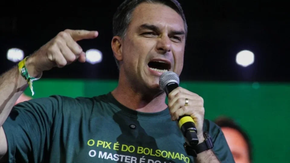 Flávio Bolsonaro reage com ironia após Michelle expor briga familiar: ‘Ninguém me aborrece em dia de jogo do Brasil’