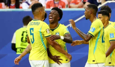 Com noite de gala em Miami, Vinicius Junior iguala marcas de Romário, Zico e Garrincha em torneios mundiais