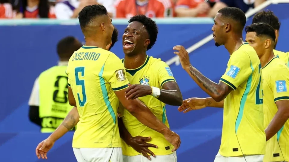 Com noite de gala em Miami, Vinicius Junior iguala marcas de Romário, Zico e Garrincha em torneios mundiais
