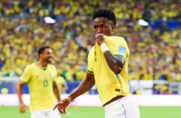 Com gols contra a Escócia, Vini Jr. se aproxima de Messi e entra na briga pela artilharia do Mundial