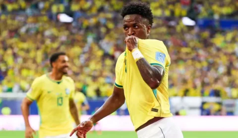 Com gols contra a Escócia, Vini Jr. se aproxima de Messi e entra na briga pela artilharia do Mundial