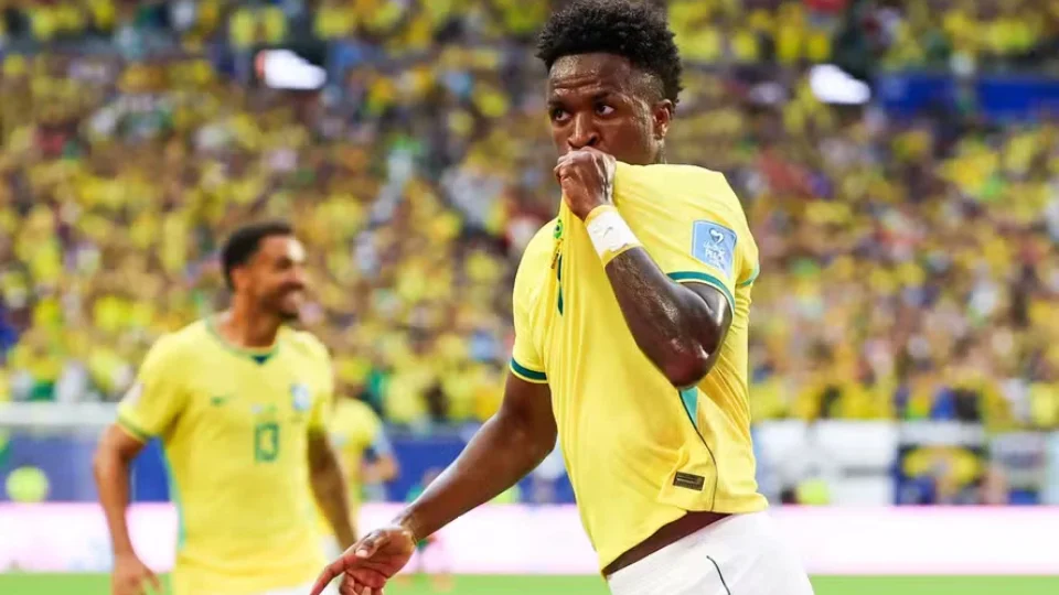 Com gols contra a Escócia, Vini Jr. se aproxima de Messi e entra na briga pela artilharia do Mundial