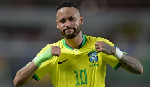 Com direito a “chocolate” e estreia de Neymar, Brasil amassa a Escócia por 3 a 0 e vai voando para o mata-mata