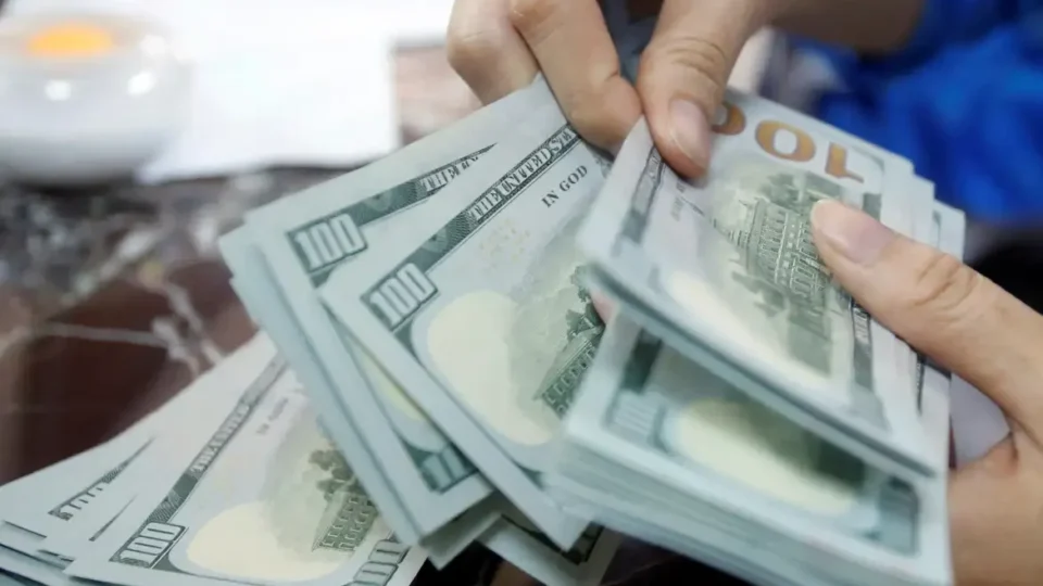 Dólar sobe a R$ 5,20 e volta a atingir maior valor em três meses