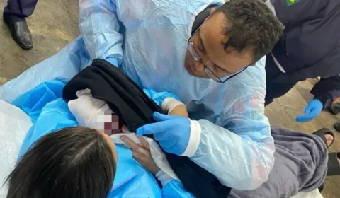Mulher entra em trabalho de parto e dá à luz dentro de estação de trem
