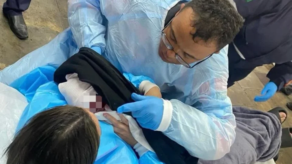 Mulher entra em trabalho de parto e dá à luz dentro de estação de trem