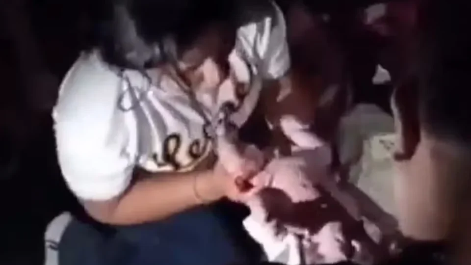 Bebê nasce em meio aos escombros após terremoto na Venezuela