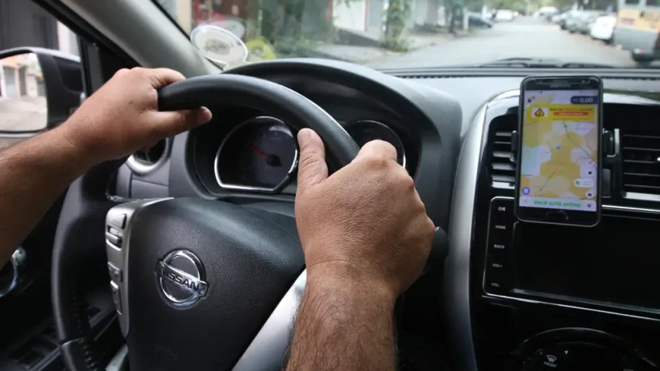 Uber faz demissão em massa no RH e muda regras de trabalho