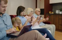 Pais usam mais celular e dispositivos eletrônicos do que os filhos durante as refeições, aponta estudo