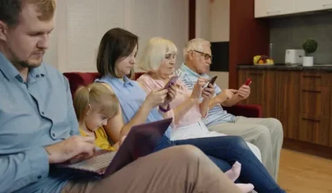 Pais usam mais celular e dispositivos eletrônicos do que os filhos durante as refeições, aponta estudo