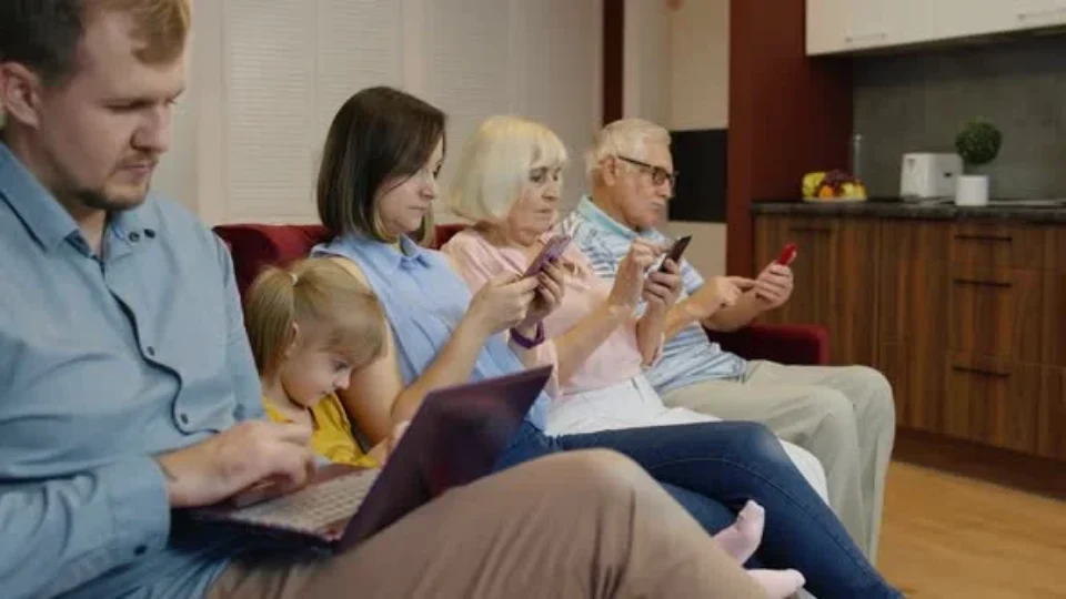 Pais usam mais celular e dispositivos eletrônicos do que os filhos durante as refeições, aponta estudo