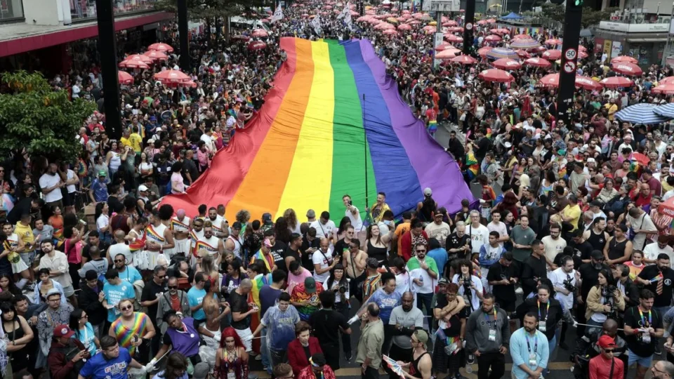Parada do Orgulho LGBT+ reúne 36,8 mil pessoas na Avenida Paulista