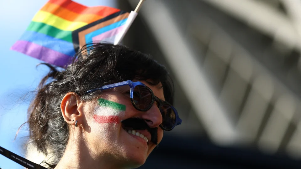 Egito faz história contra Irã em jogo marcado por bandeiras LGBT