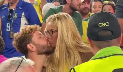 Karoline Lima e Léo Pereira trocam beijo após jogo do Brasil e confirmam reconciliação