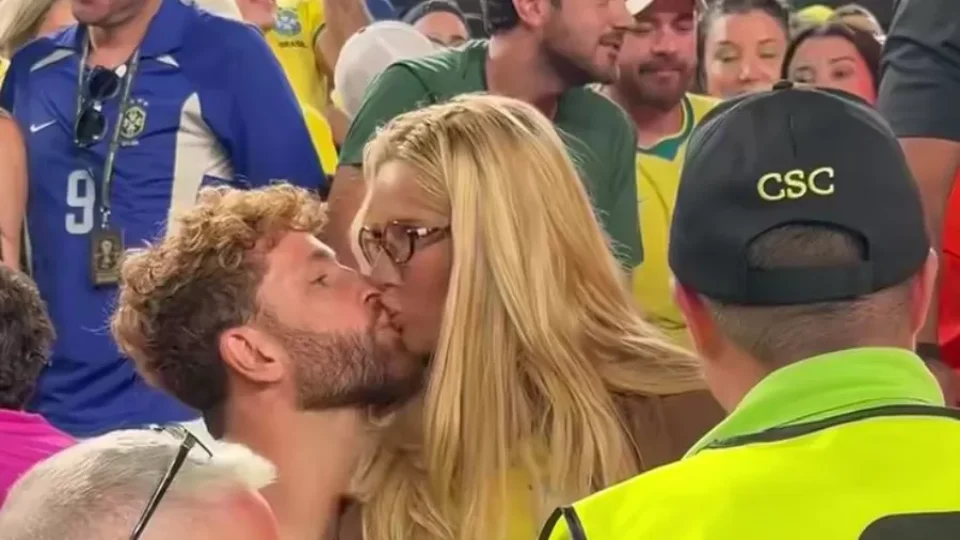 Karoline Lima e Léo Pereira trocam beijo após jogo do Brasil e confirmam reconciliação