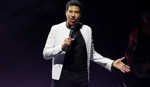 Lionel Richie passa mal no palco e cancela estreia de nova turnê nos Estados Unidos
