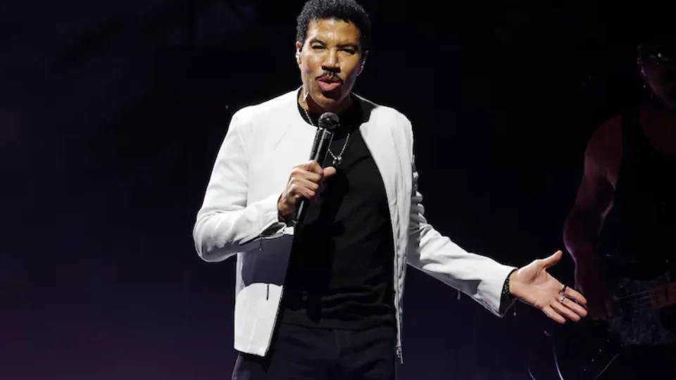 Lionel Richie passa mal no palco e cancela estreia de nova turnê nos Estados Unidos