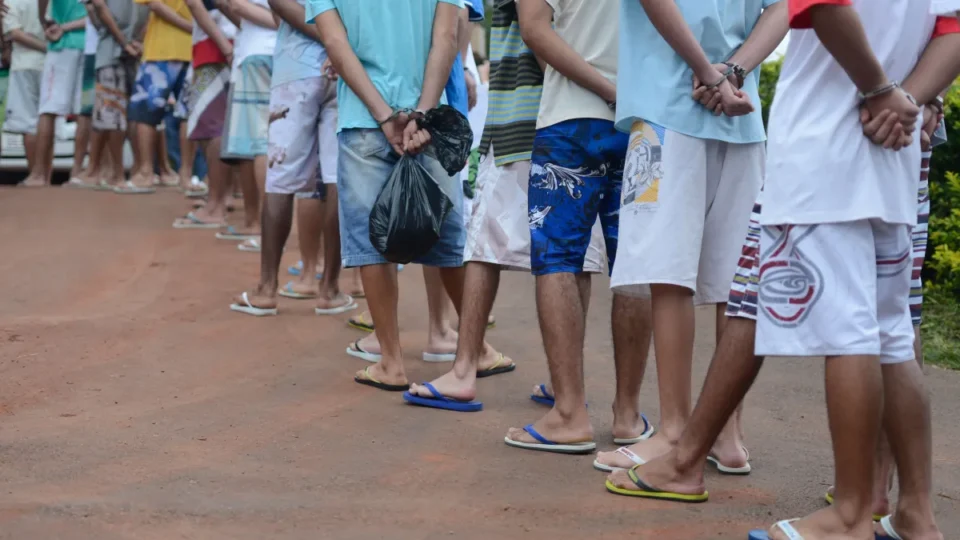 79% apoiam a redução da maioridade penal, sendo o menor percentual da série histórica