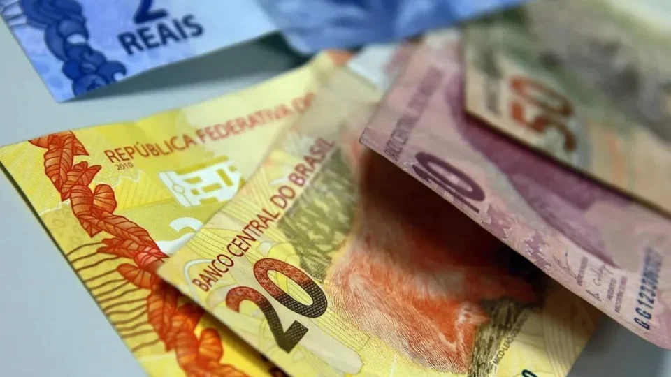 Dieese: Salário mínimo de R$ 1.640 expõe abismo com custo de vida