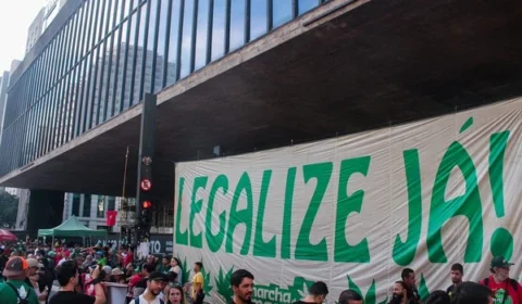 Marcha da Maconha reúne manifestantes na Avenida Paulista e pede mudança na política de drogas no Brasil