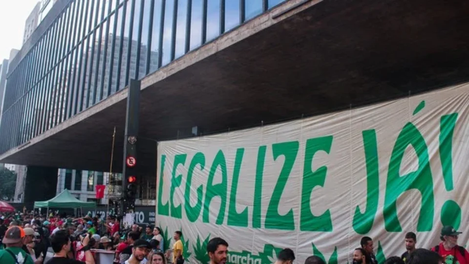Marcha da Maconha reúne manifestantes na Avenida Paulista e pede mudança na política de drogas no Brasil