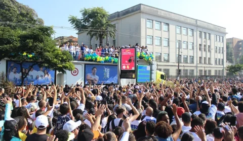 Marcha para Jesus reúne Tarcísio, Flávio Bolsonaro e líderes da direita em São Paulo