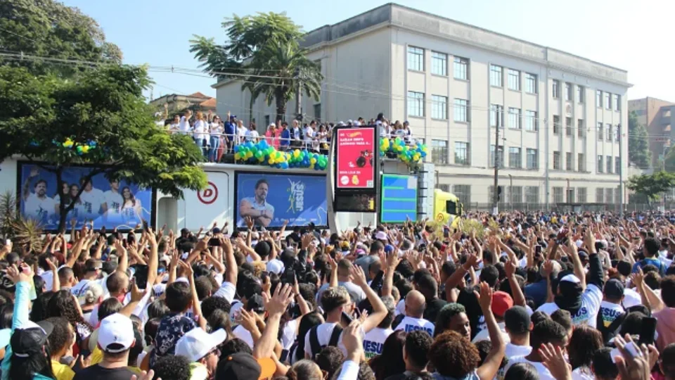 Marcha para Jesus reúne Tarcísio, Flávio Bolsonaro e líderes da direita em São Paulo