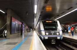 Metrô de São Paulo distribui álbuns do Mundial de graça e cria pontos para doação de figurinhas