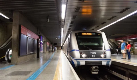 Metrô de São Paulo distribui álbuns do Mundial de graça e cria pontos para doação de figurinhas