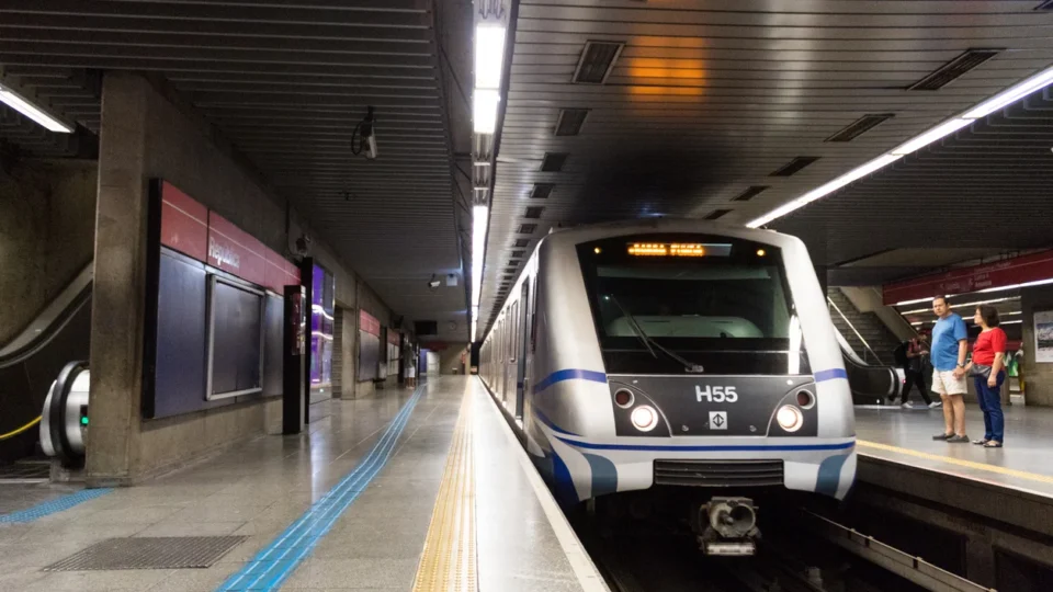 Metrô de São Paulo distribui álbuns do Mundial de graça e cria pontos para doação de figurinhas