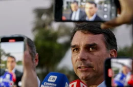 Flávio Bolsonaro lança pacote de segurança com castração química e prisão aos 14 anos