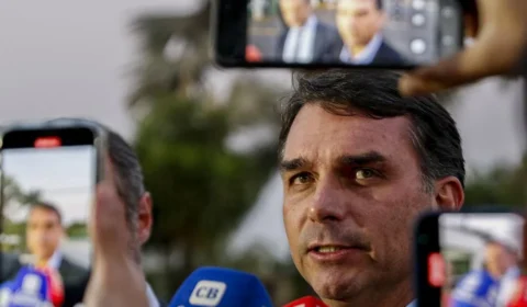 Flávio Bolsonaro lança pacote de segurança com castração química e prisão aos 14 anos