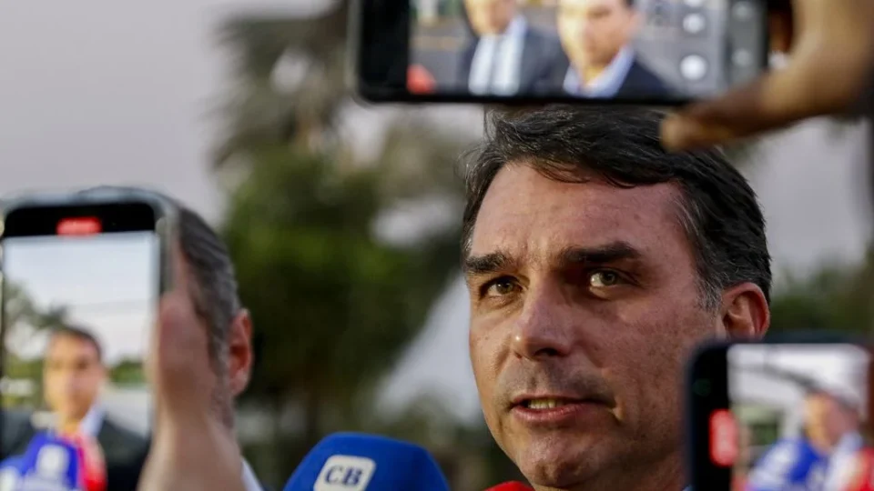 Flávio Bolsonaro lança pacote de segurança com castração química e prisão aos 14 anos