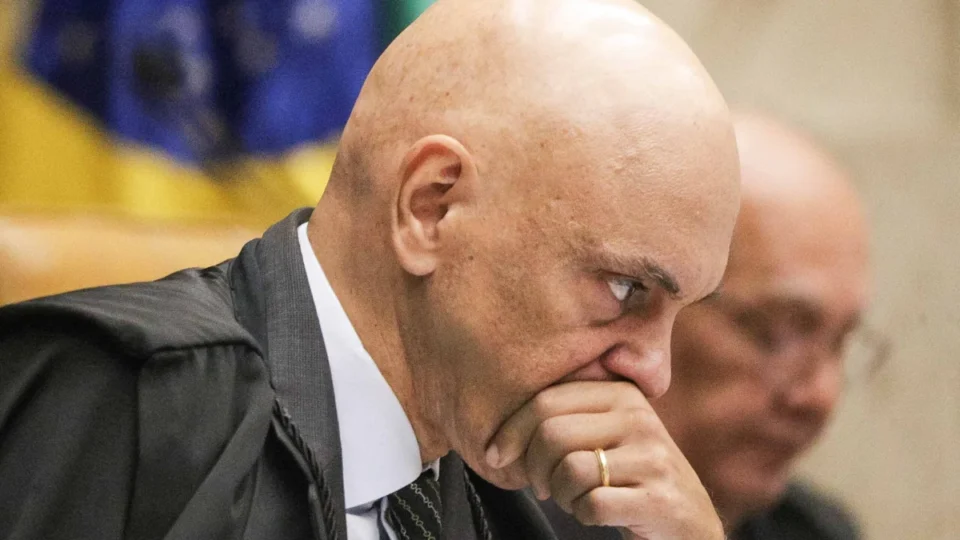 Moraes aciona PGR e defesa para avaliar possível falta grave de Bolsonaro em caso envolvendo arma