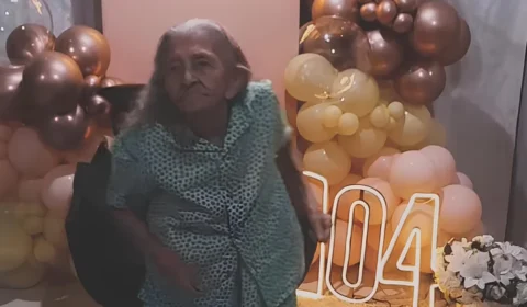 Aos 104 anos, pernambucana viraliza ao dançar forró em festa de aniversário e emociona milhões nas redes