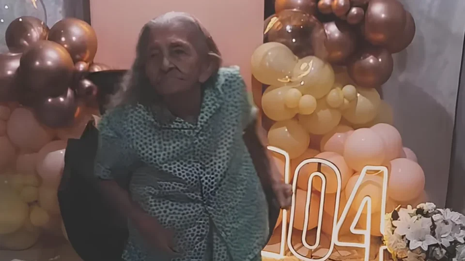 Aos 104 anos, pernambucana viraliza ao dançar forró em festa de aniversário e emociona milhões nas redes