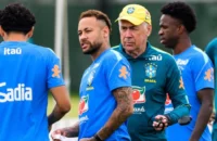Neymar volta à Seleção e pode estrear no Mundial hoje