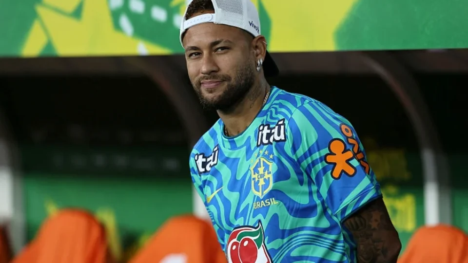 Neymar passa por exame decisivo e aguarda definição sobre estreia do Brasil no Mundial