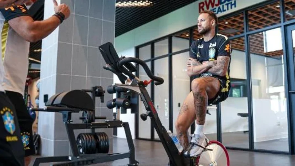 Neymar completa 10 dias sem treinar em campo e desfalca estreia do Brasil