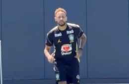 Neymar volta ao gramado com a Seleção e anima torcida em meio à recuperação