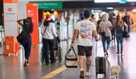 Fim do sufoco? Setor que mais gera emprego no Brasil volta a crescer e motivo ajuda o bolso; entenda