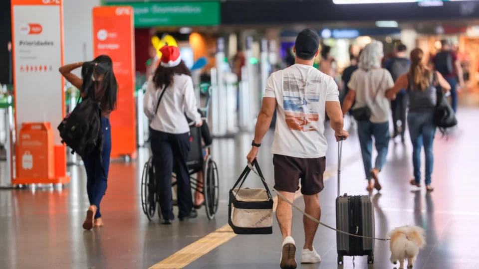 Fim do sufoco? Setor que mais gera emprego no Brasil volta a crescer e motivo ajuda o bolso; entenda
