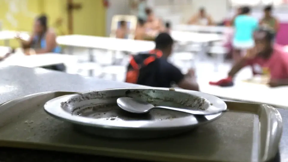 MPDFT abre inquérito para apurar contrato de R$ 98,4 milhões da merenda escolar no DF