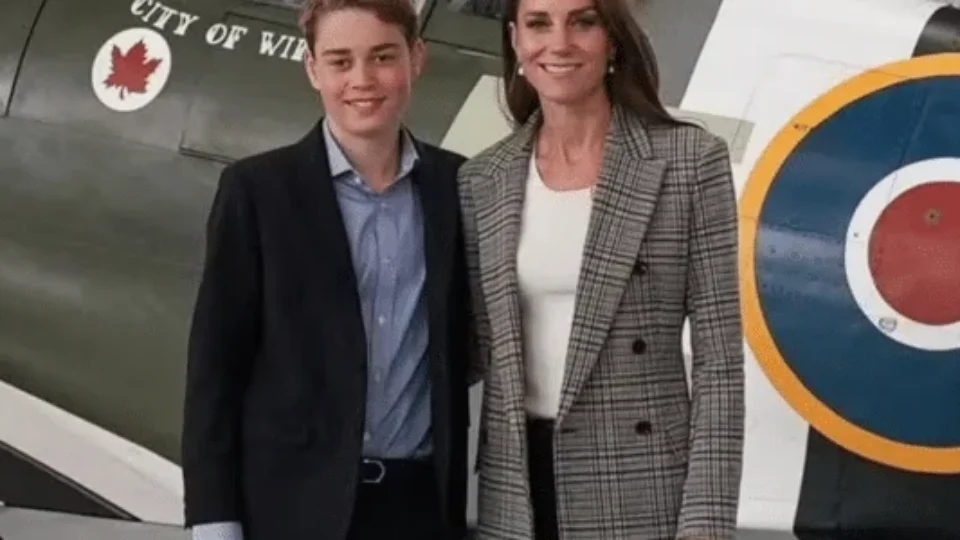 Altura de príncipe George impressiona em rara aparição com Kate